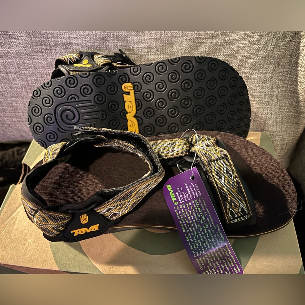 TEVA Men’s Sandals. Size 7. BRAND-NEW in box. Comfortable Outdoor Adventure!
